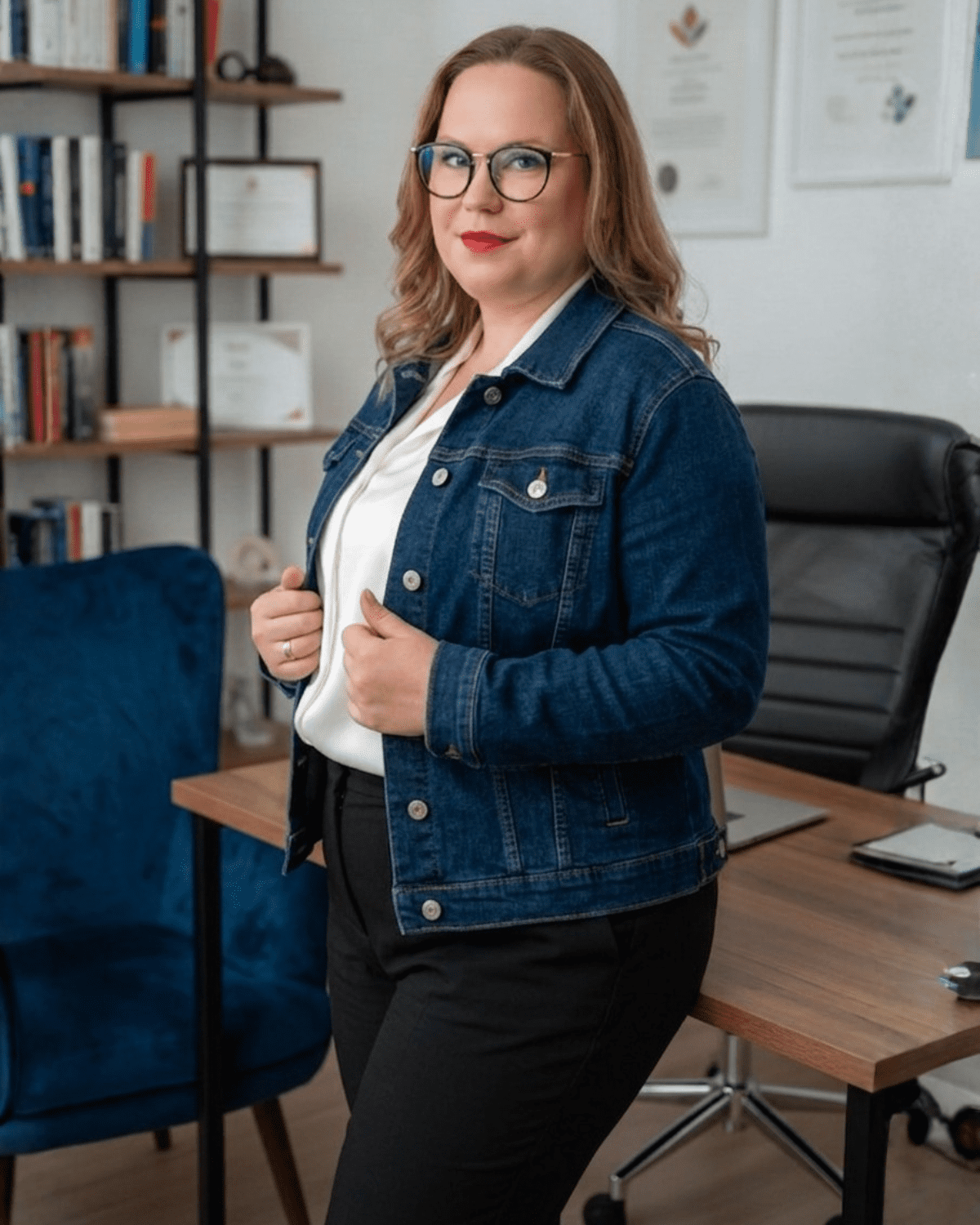 Publication LinkedIn recherche de post photo forme moderne bleu et rouge (1200 x 1500 px) (24)