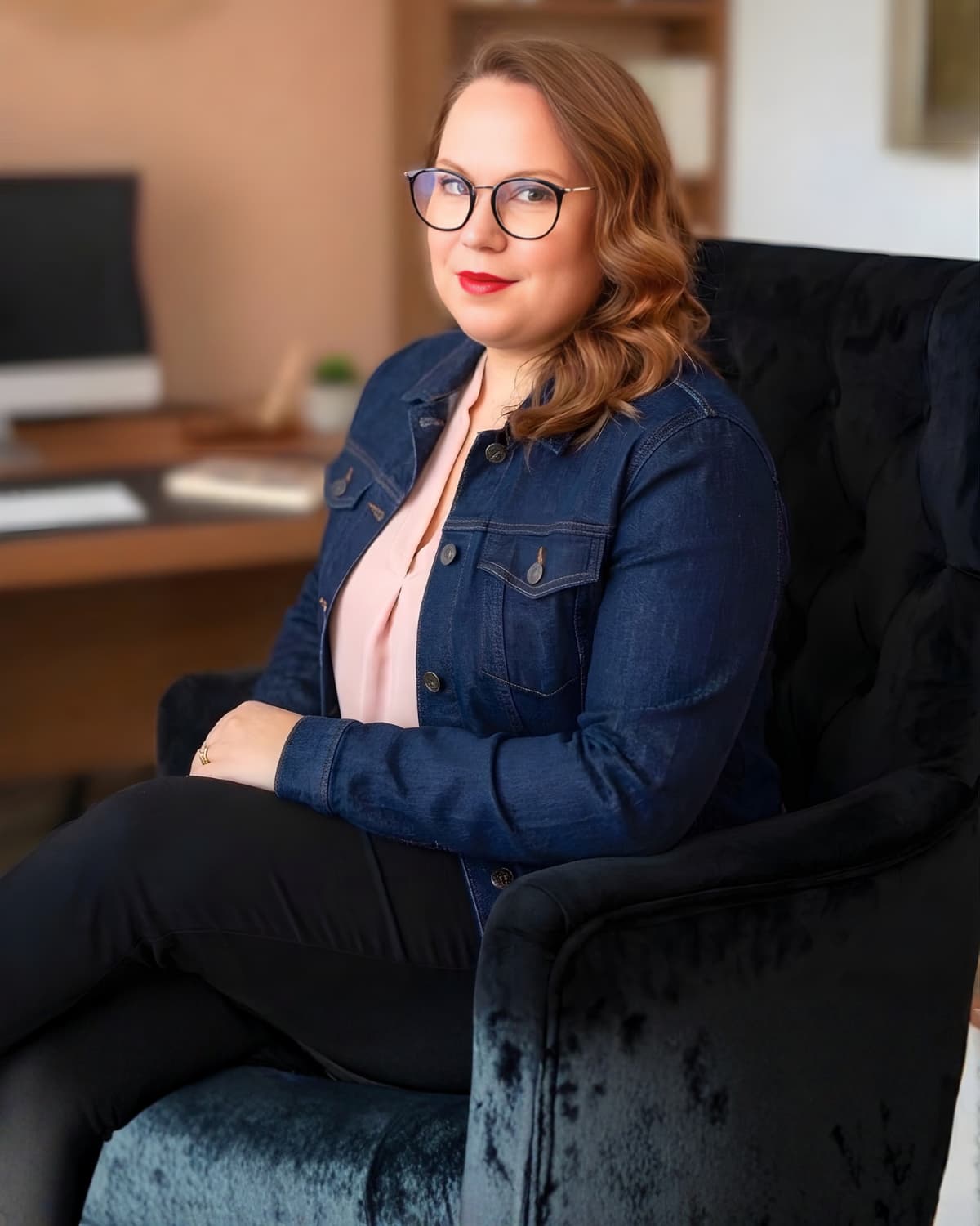 Julie Garel, psychanalyste et coach, dans son cabinet à Meung-sur-Loire