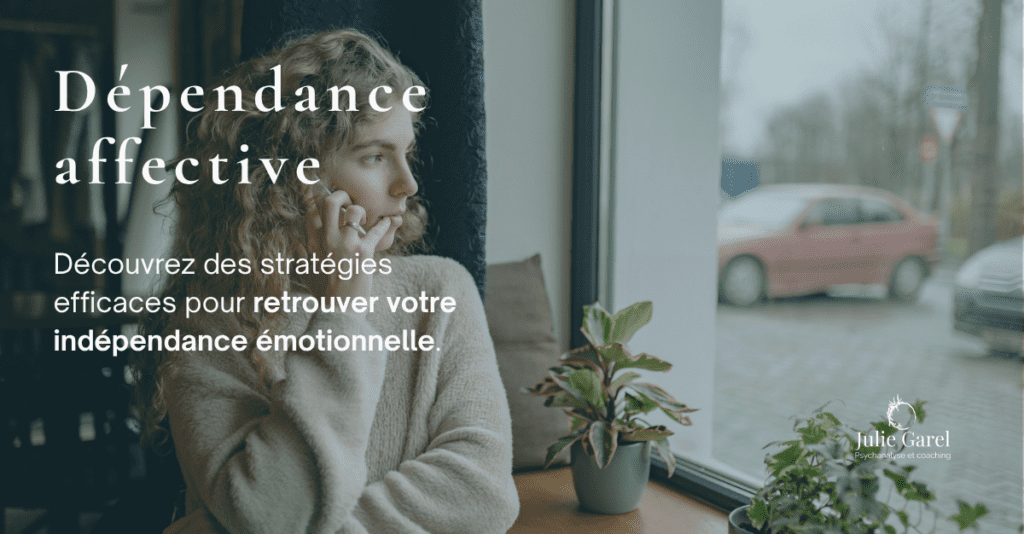 Femme seule et pensive regardant par la fenêtre — dépendance affective | Julie Garel psychanalyste et coach